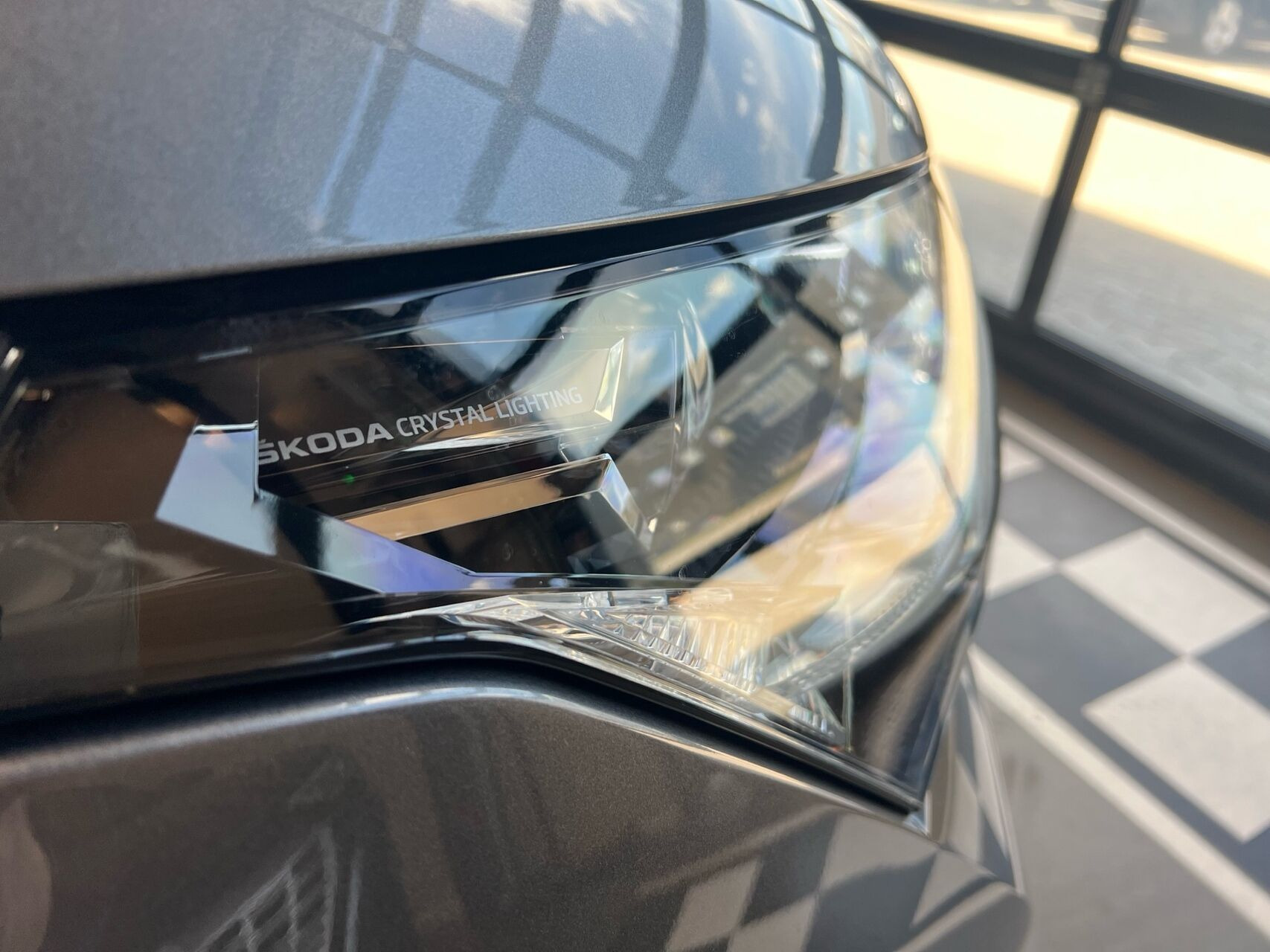 Grå Skoda Enyaq fra 2024