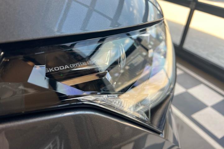 Grå Skoda Enyaq fra 2024