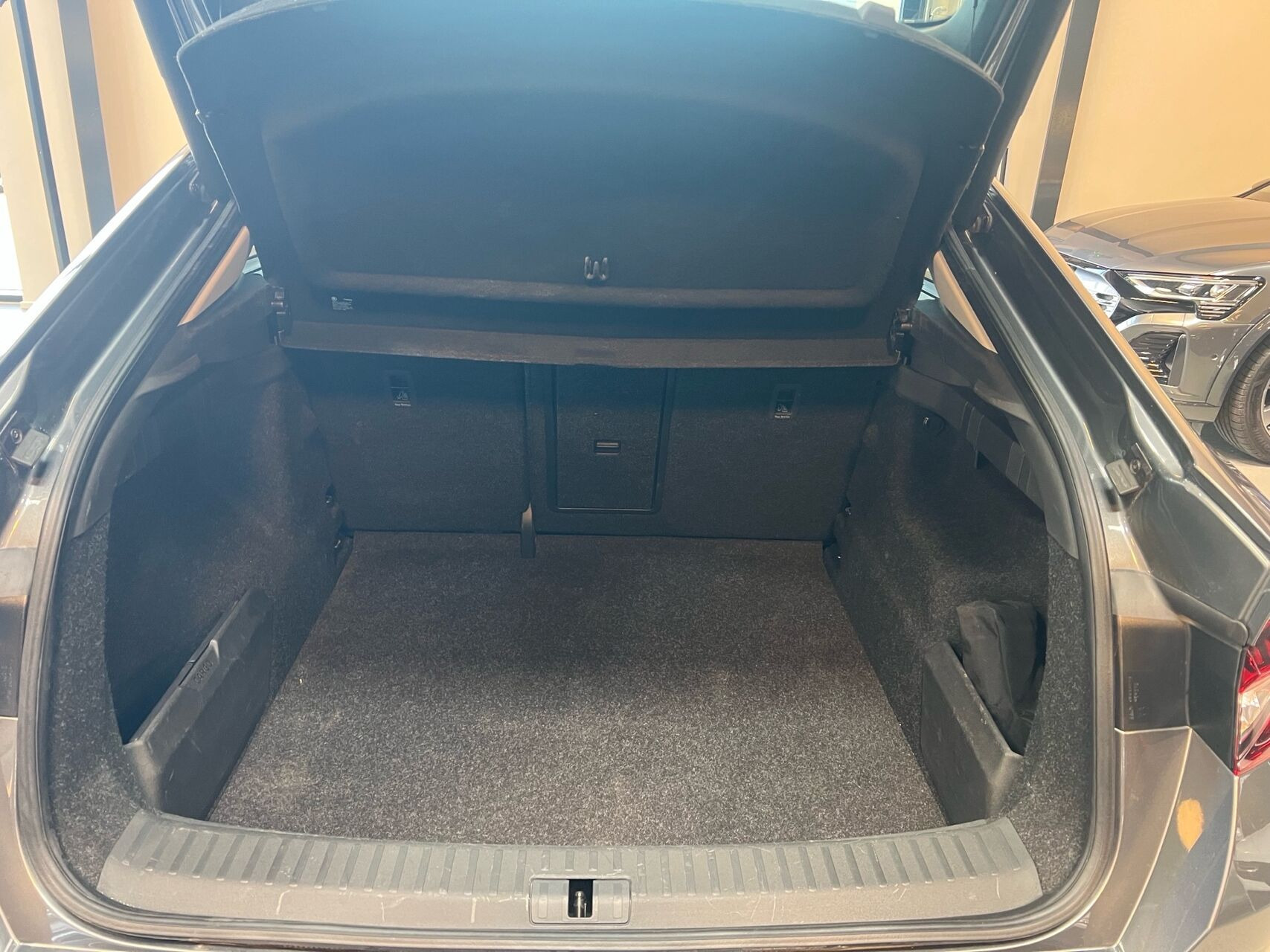 Grå Skoda Enyaq fra 2024