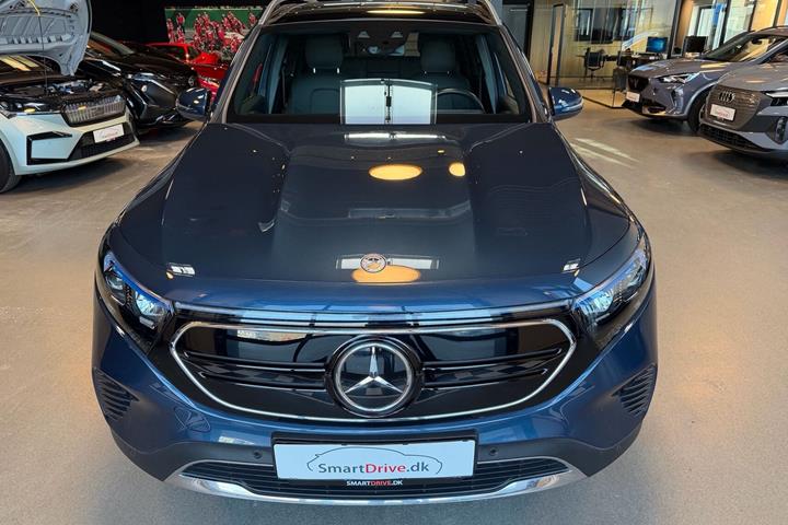 Blå Mercedes EQB250 fra 2023