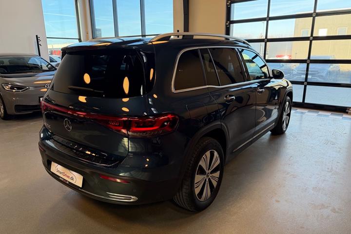 Blå Mercedes EQB250 fra 2023