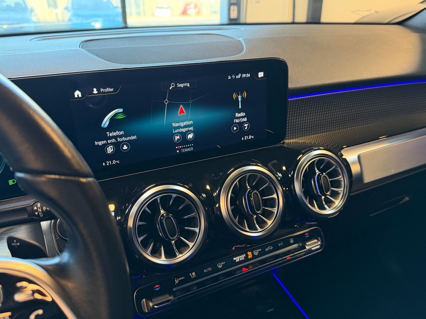 Blå Mercedes EQB250 fra 2023