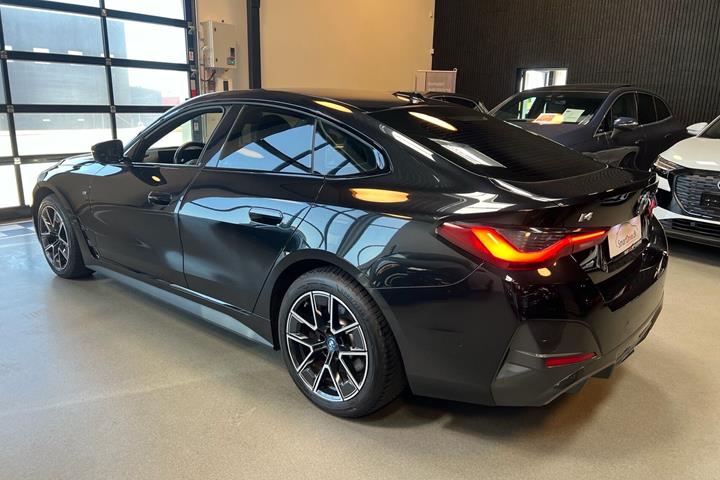 Sort BMW i4 fra 2023
