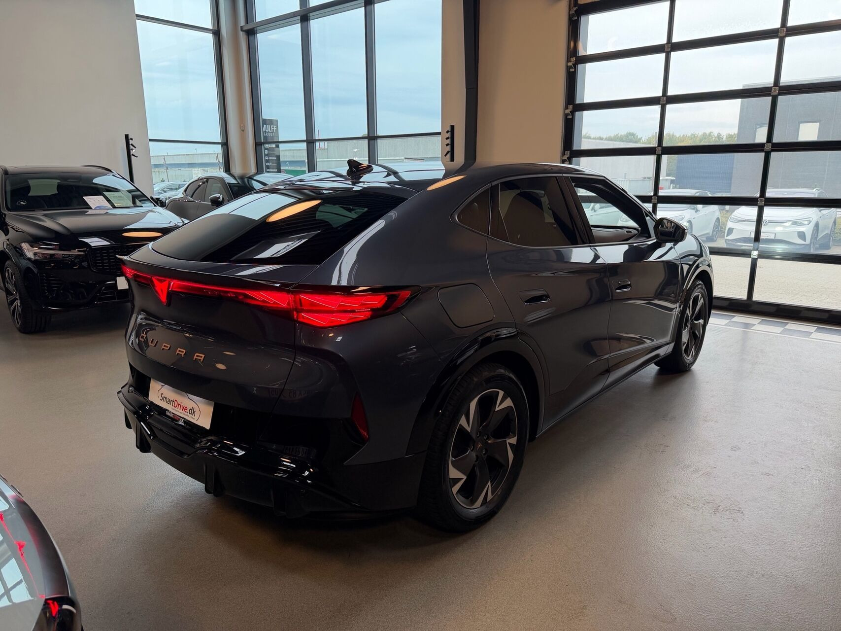 Blå Cupra Tavascan fra 2025