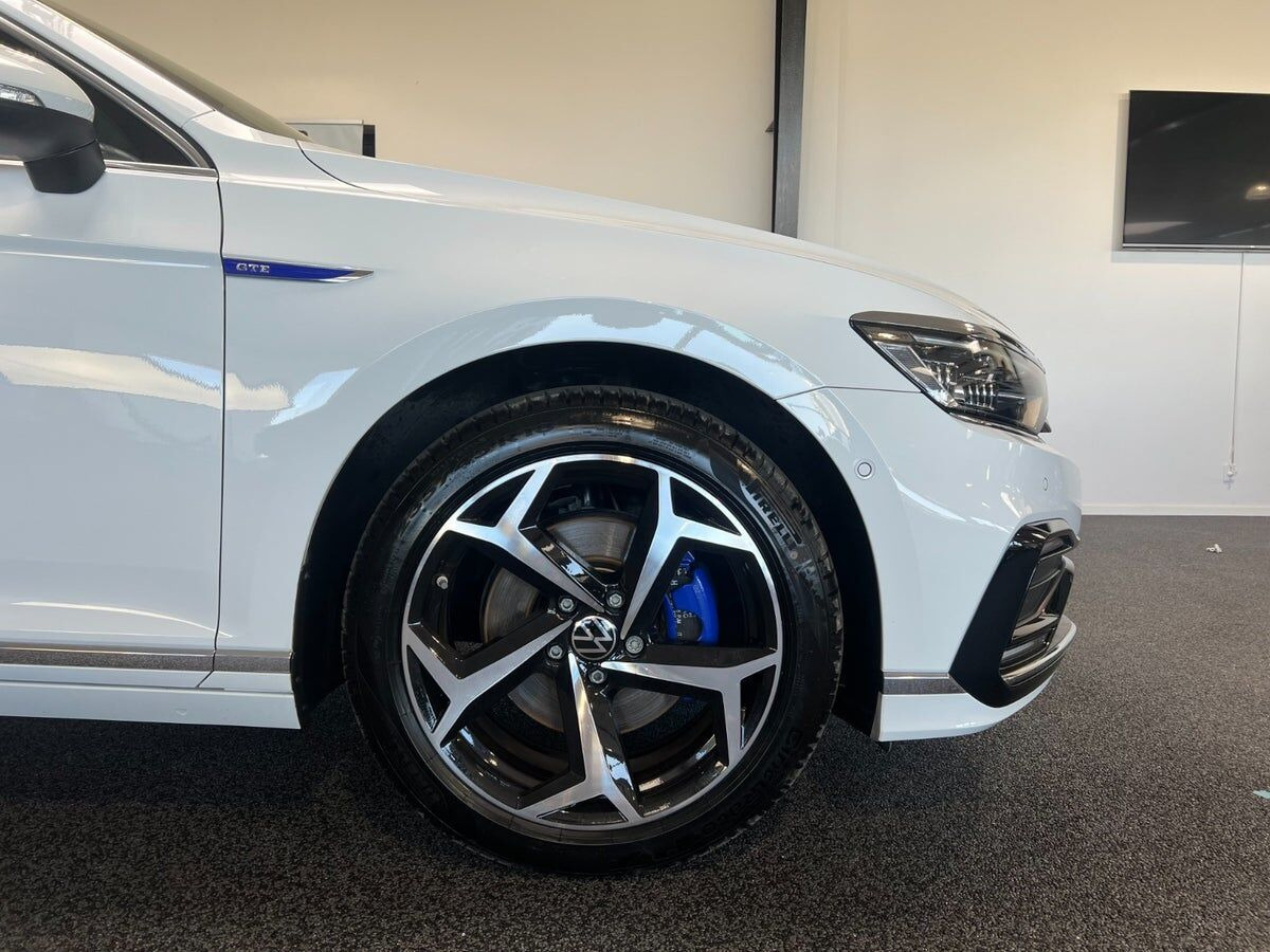 Hvid VW Passat fra 2020