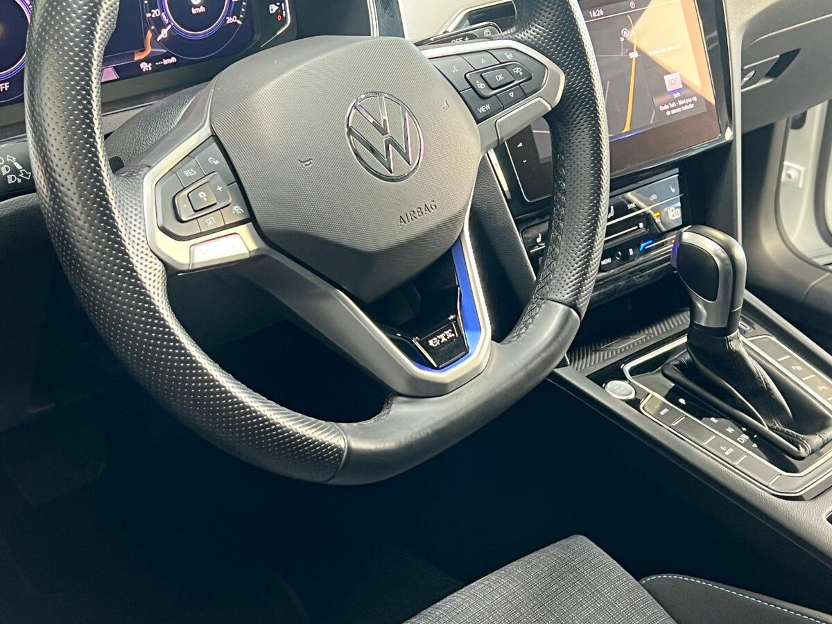 Hvid VW Passat fra 2020