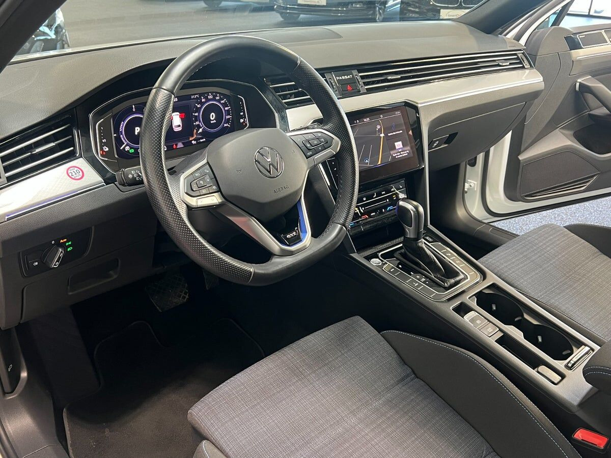 Hvid VW Passat fra 2020