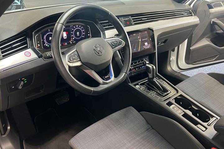 Hvid VW Passat fra 2020