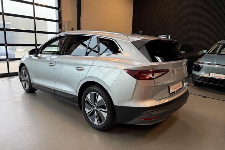 Grå Skoda Enyaq fra 2025