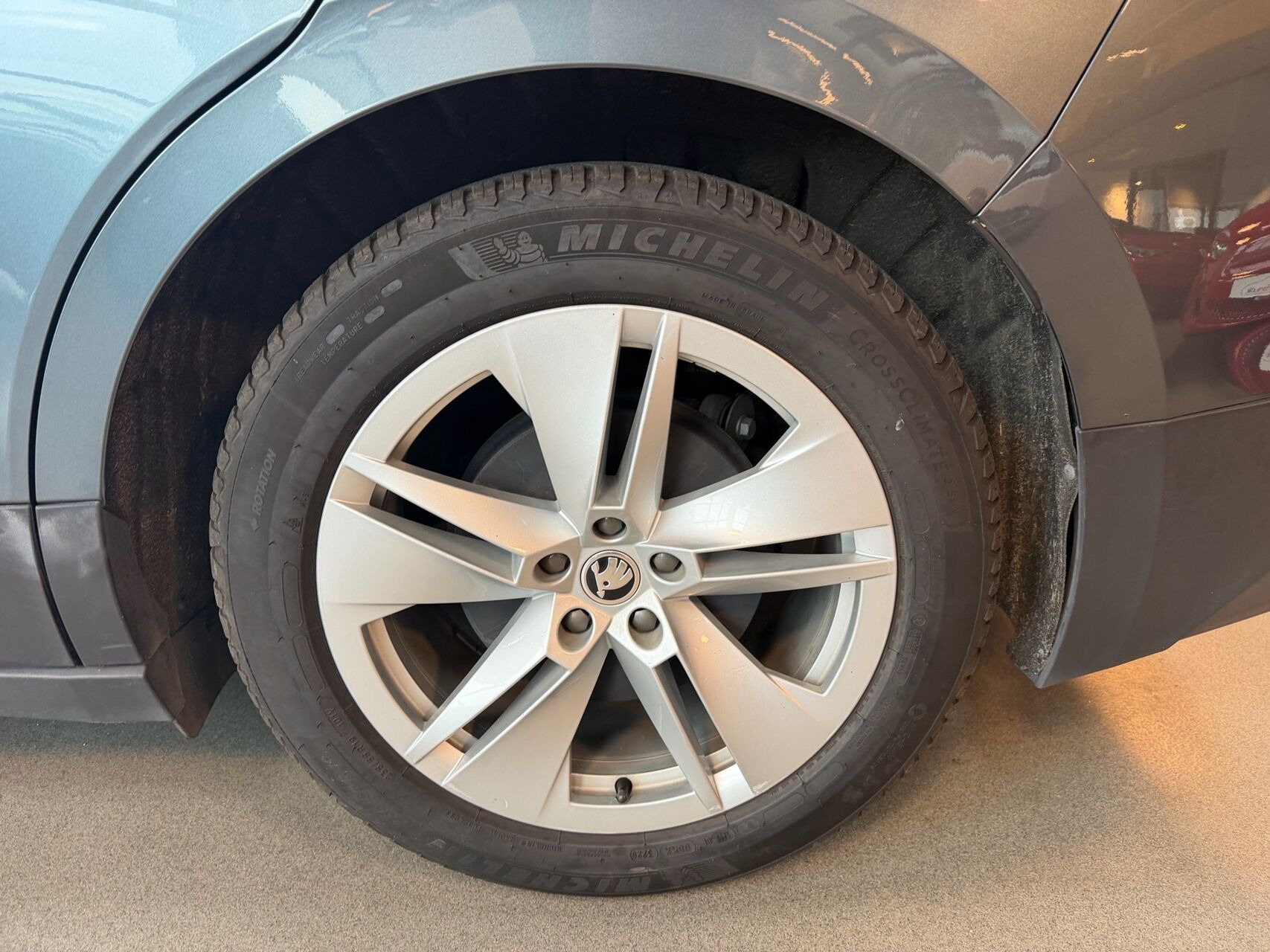 Grå Skoda Enyaq fra 2021
