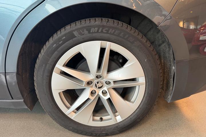 Grå Skoda Enyaq fra 2021