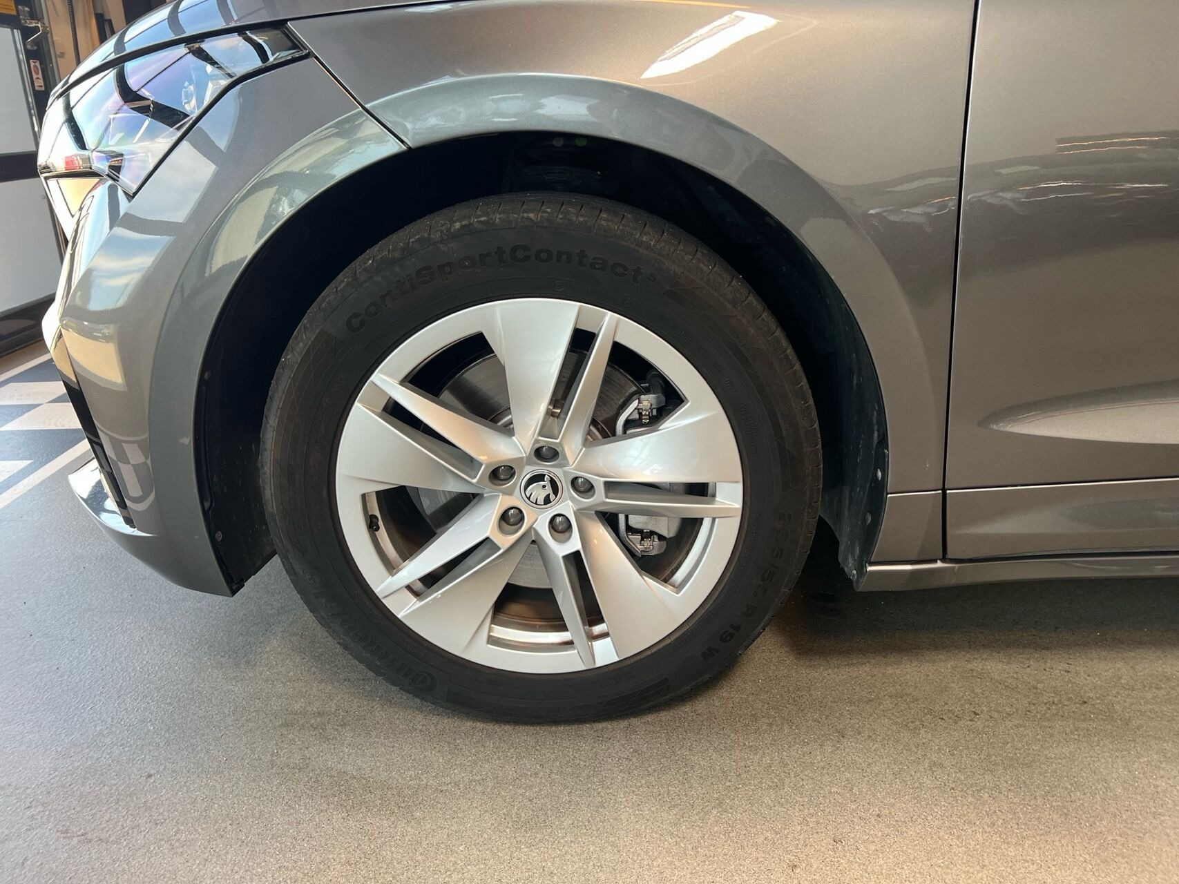 Grå Skoda Enyaq fra 2024