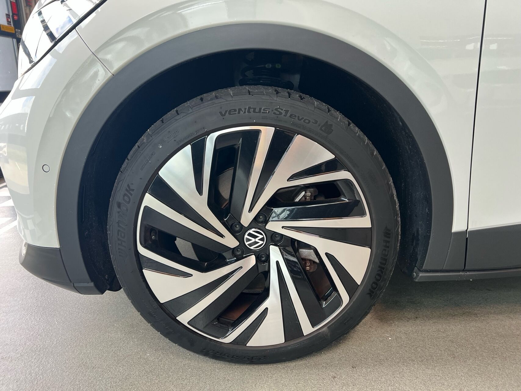Hvid VW ID.4 fra 2023