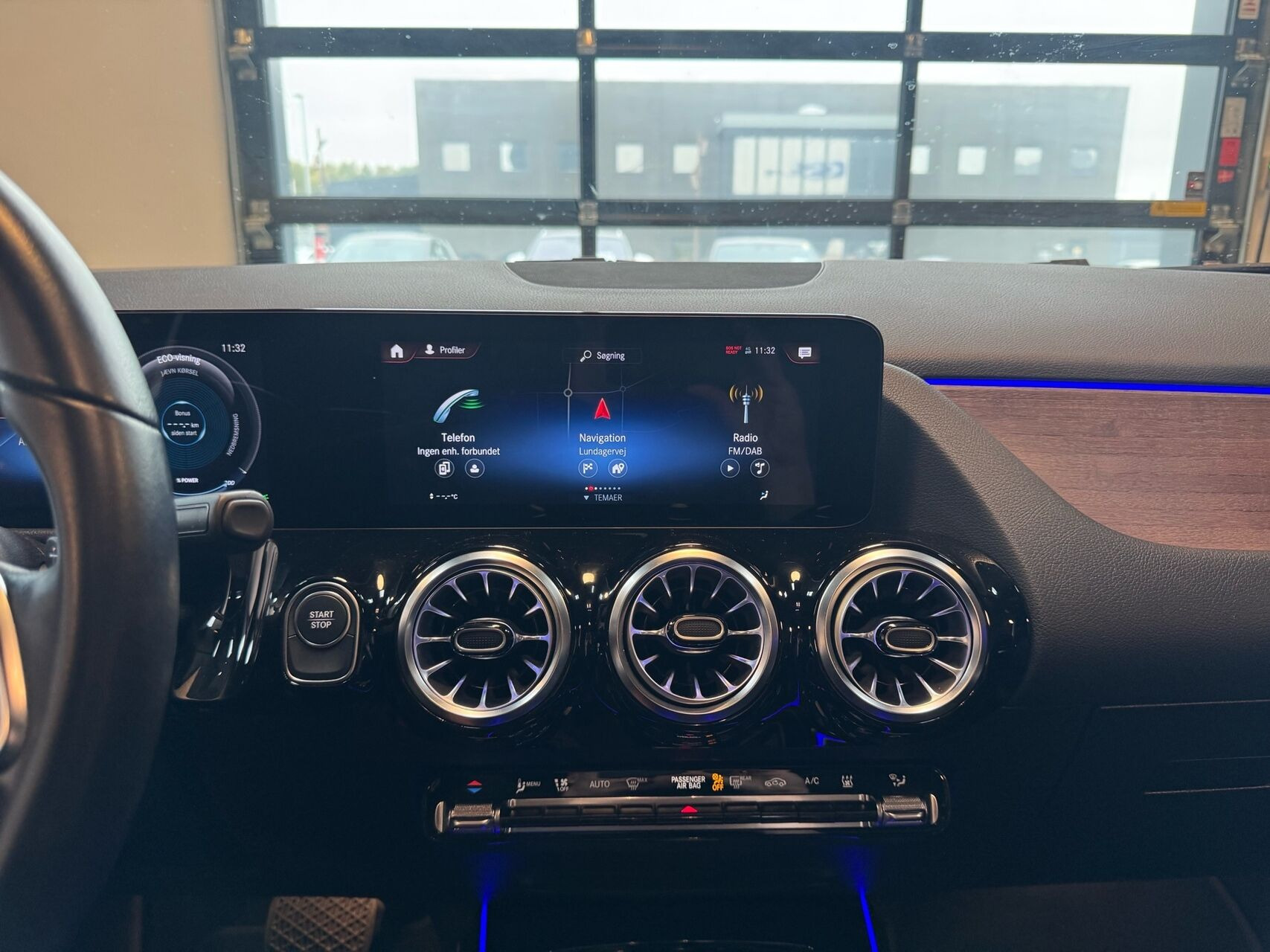Hvid Mercedes EQA250 fra 2023