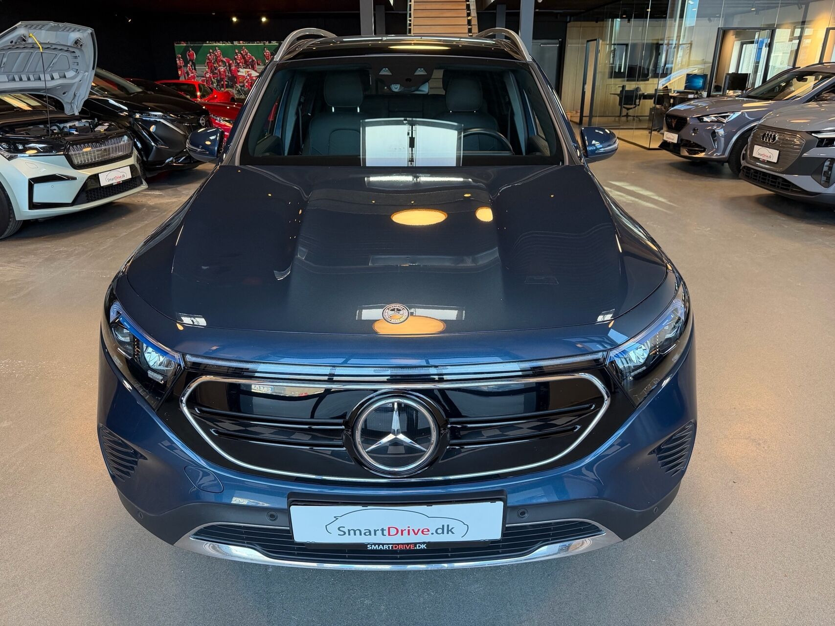Blå Mercedes EQB250 fra 2023