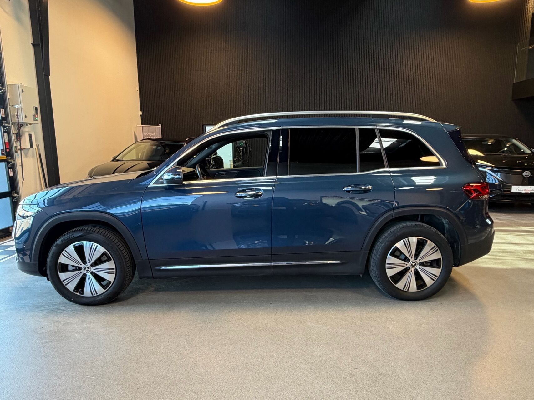 Blå Mercedes EQB250 fra 2023