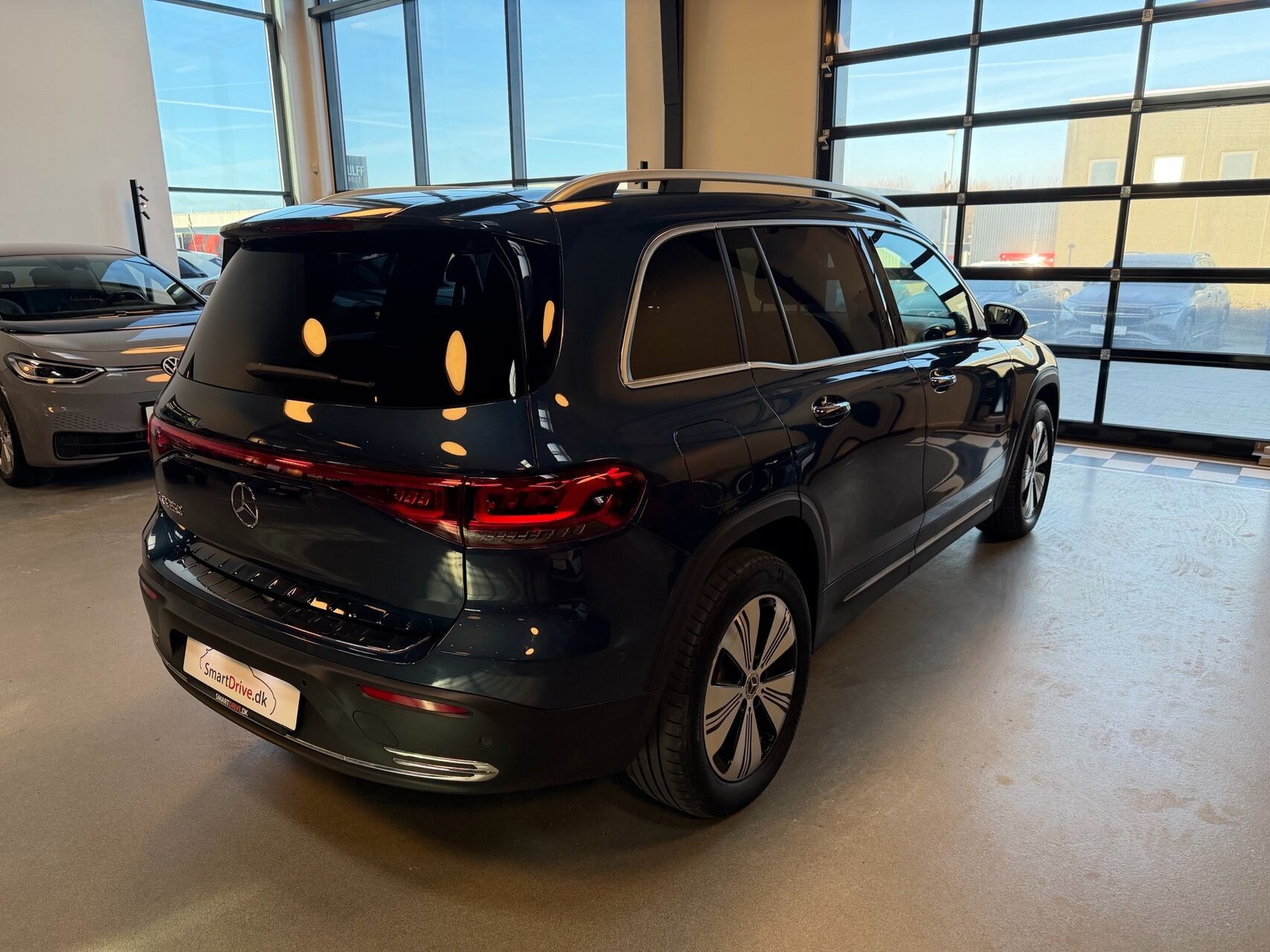 Blå Mercedes EQB250 fra 2023