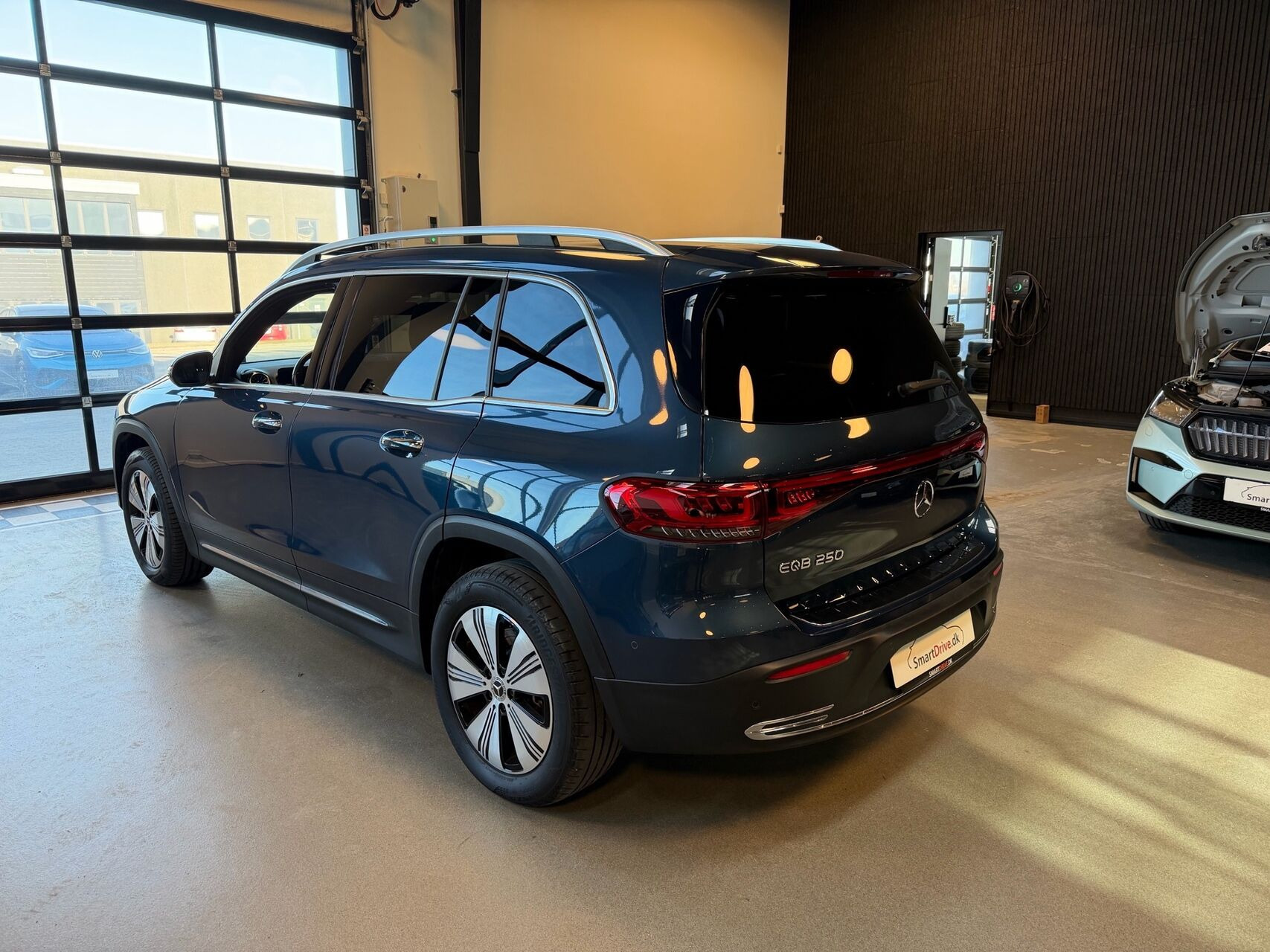 Blå Mercedes EQB250 fra 2023