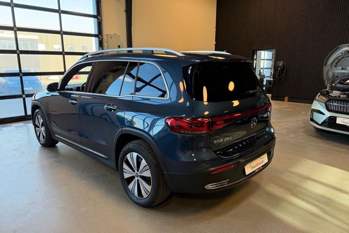 Blå Mercedes EQB250 fra 2023
