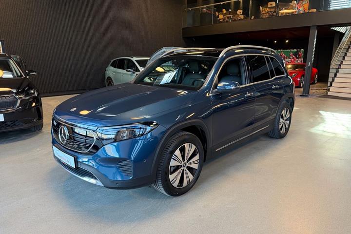 Blå Mercedes EQB250 fra 2023 set udefra