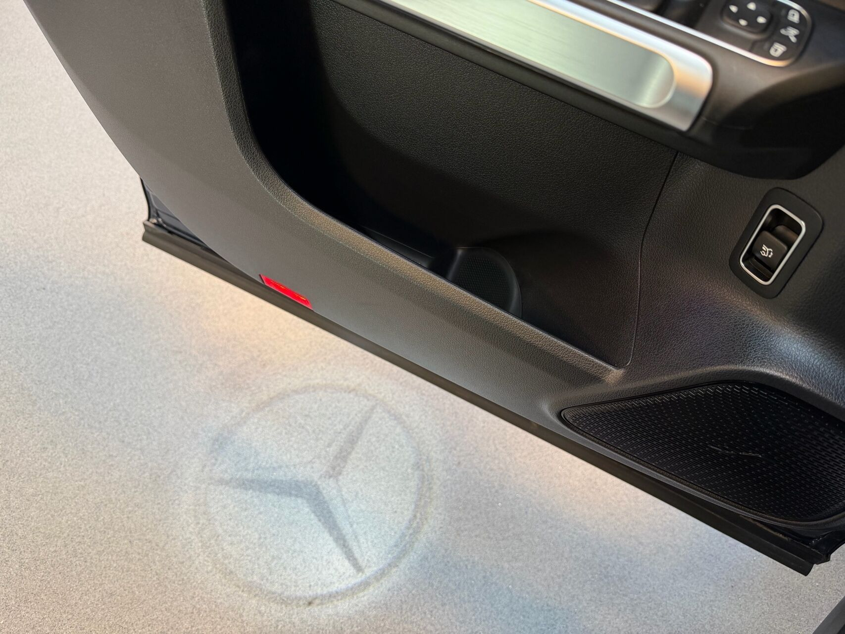 Blå Mercedes EQB250 fra 2023