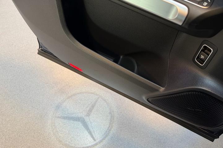 Blå Mercedes EQB250 fra 2023