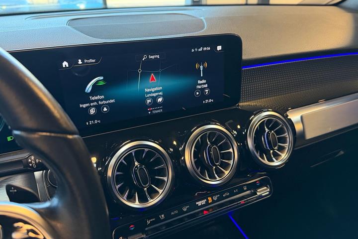 Blå Mercedes EQB250 fra 2023