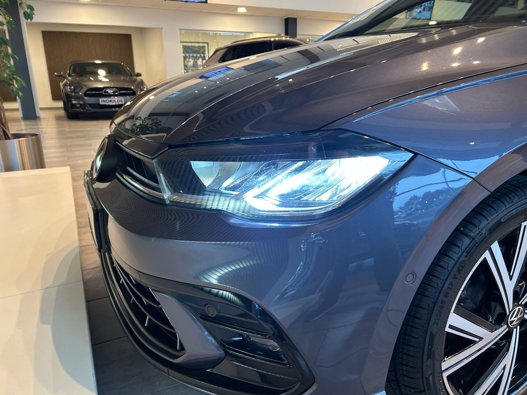 Grå VW Polo fra 2022