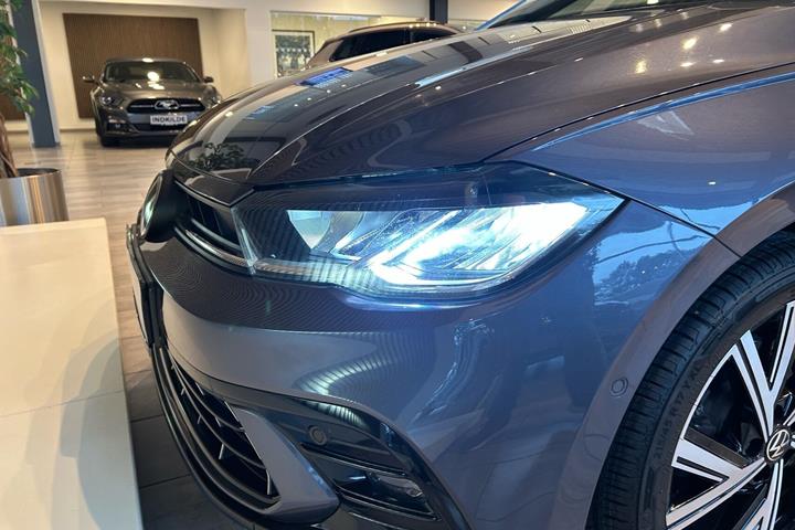 Grå VW Polo fra 2022