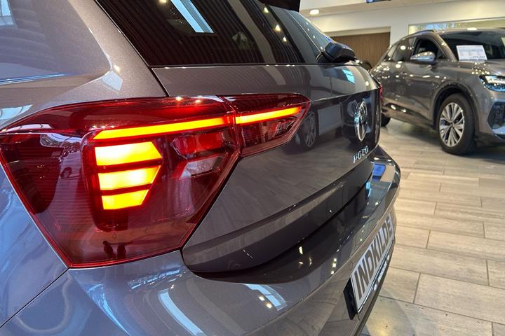 Grå VW Polo fra 2022