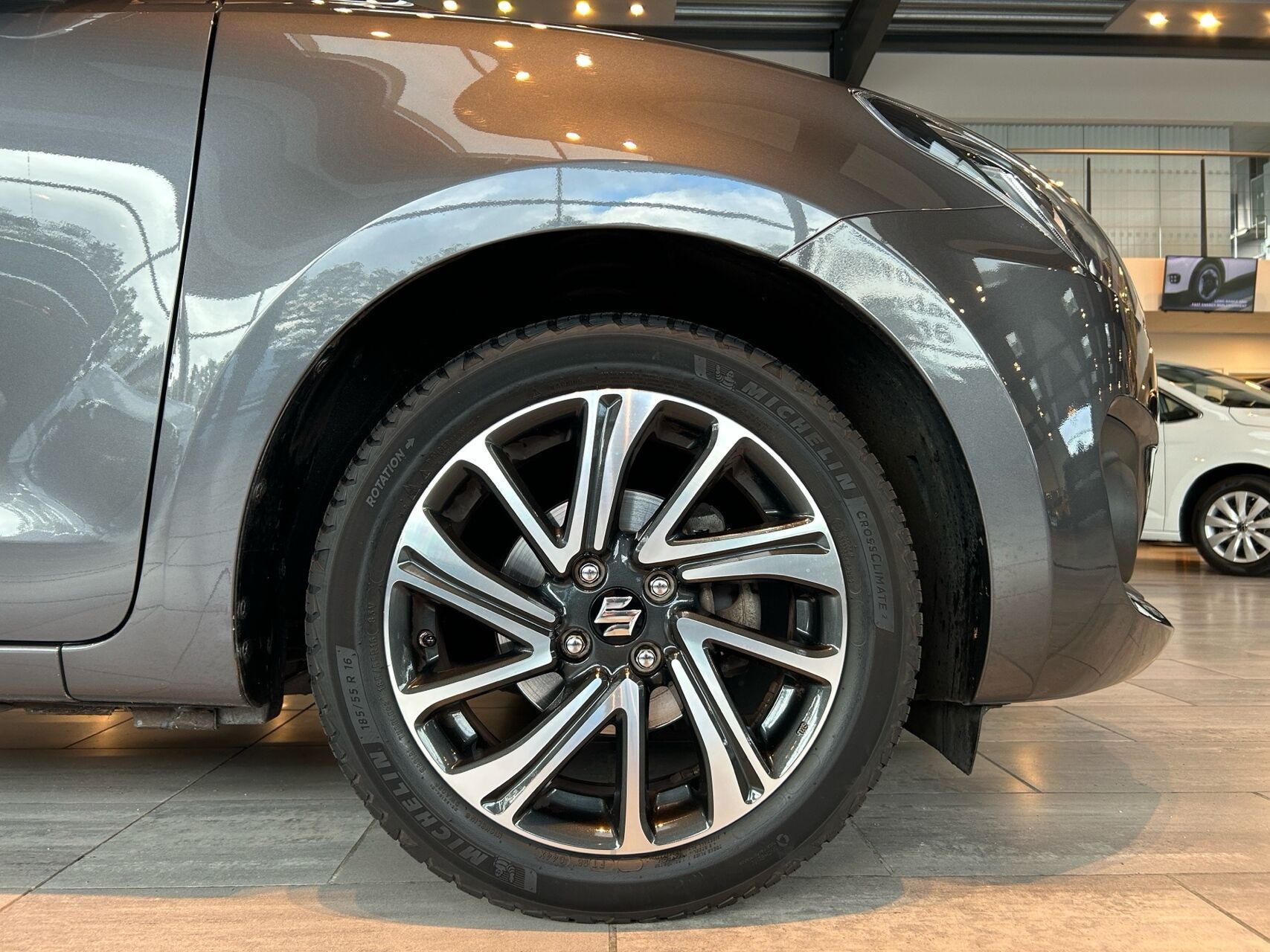 Grå Suzuki Swift fra 2022