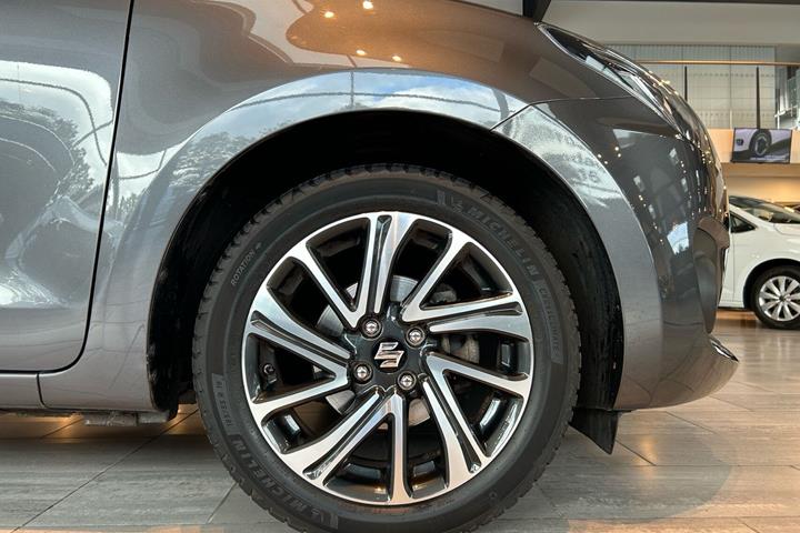 Grå Suzuki Swift fra 2022