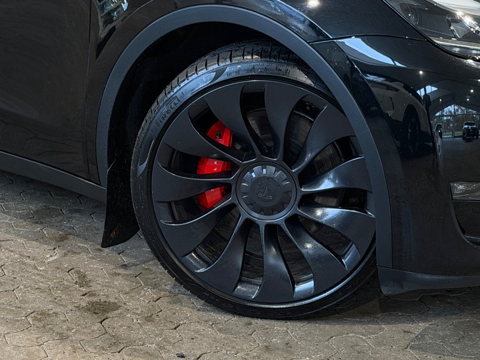 Sort Tesla Model Y fra 2023