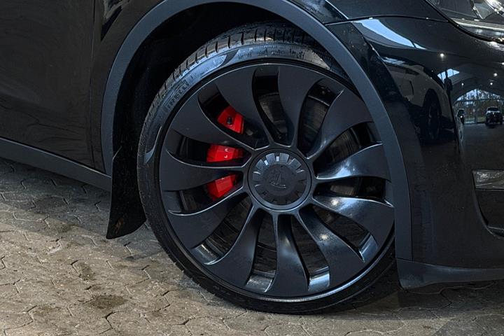 Sort Tesla Model Y fra 2023