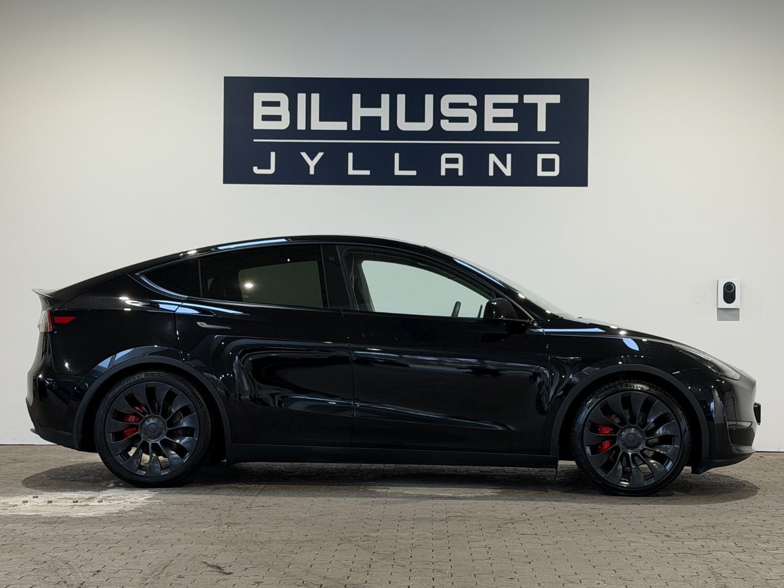 Sort Tesla Model Y fra 2023