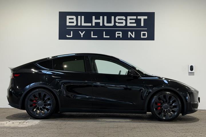 Sort Tesla Model Y fra 2023