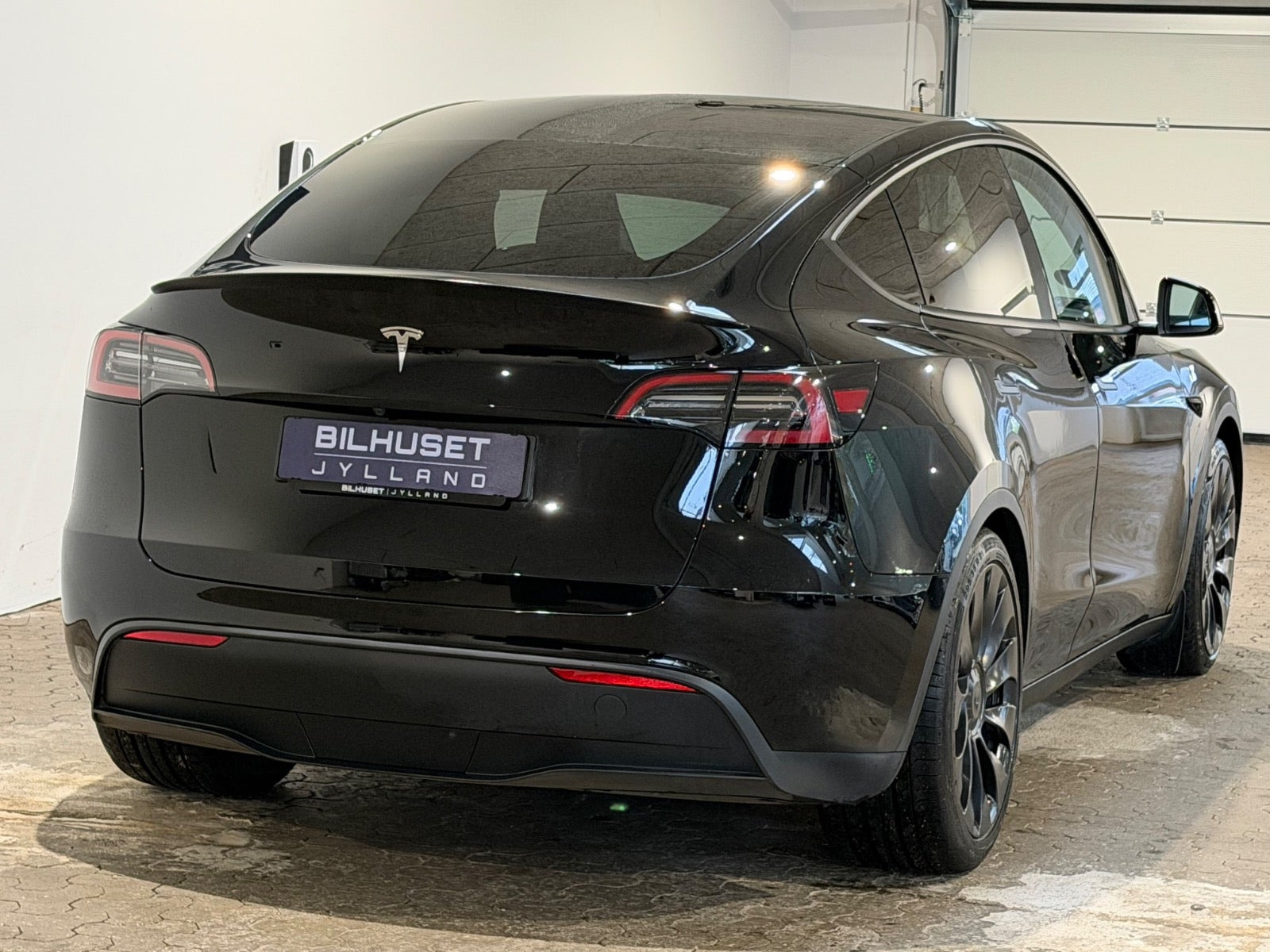 Sort Tesla Model Y fra 2023