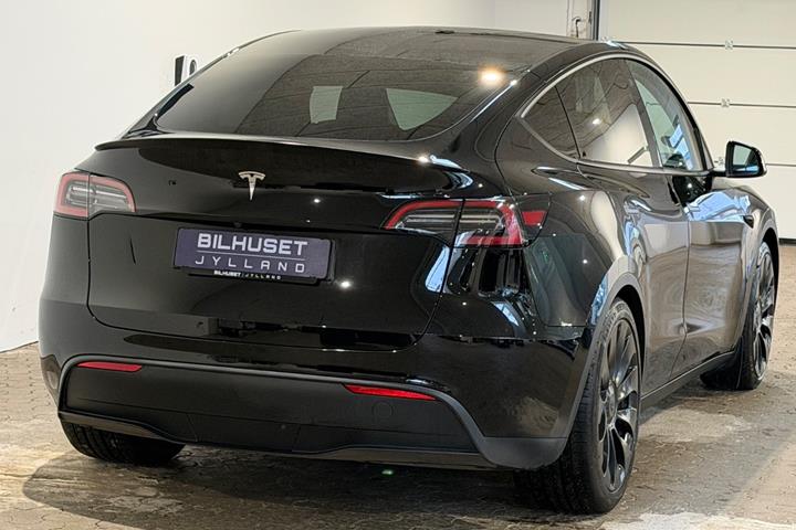 Sort Tesla Model Y fra 2023
