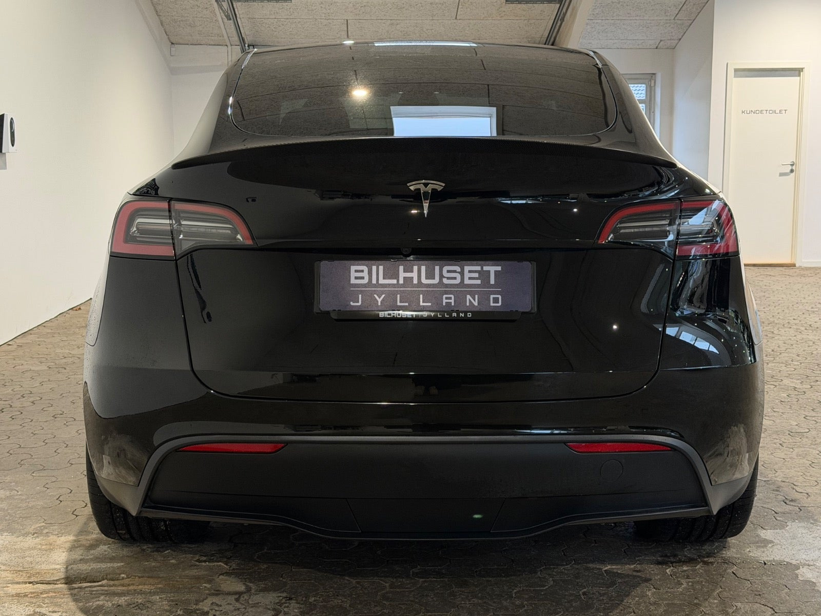 Sort Tesla Model Y fra 2023