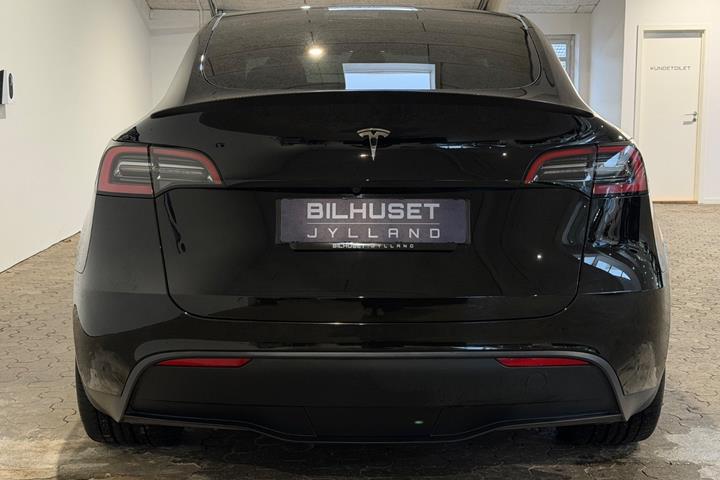 Sort Tesla Model Y fra 2023