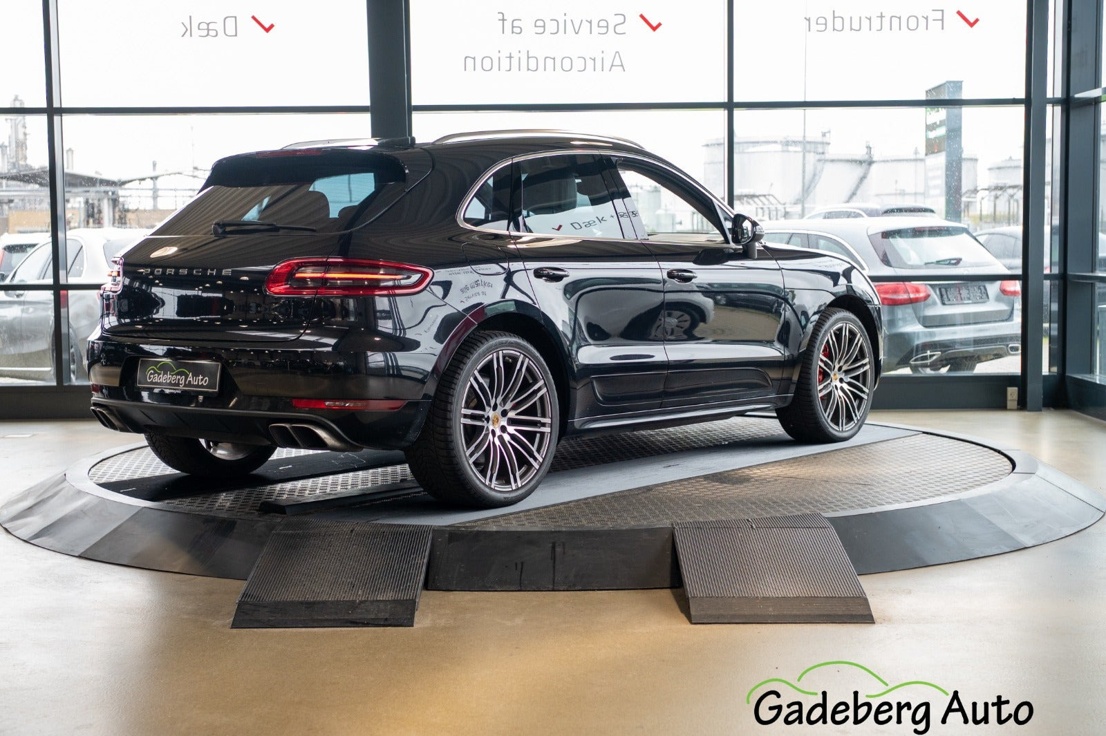 Sort Porsche Macan Turbo fra 2015