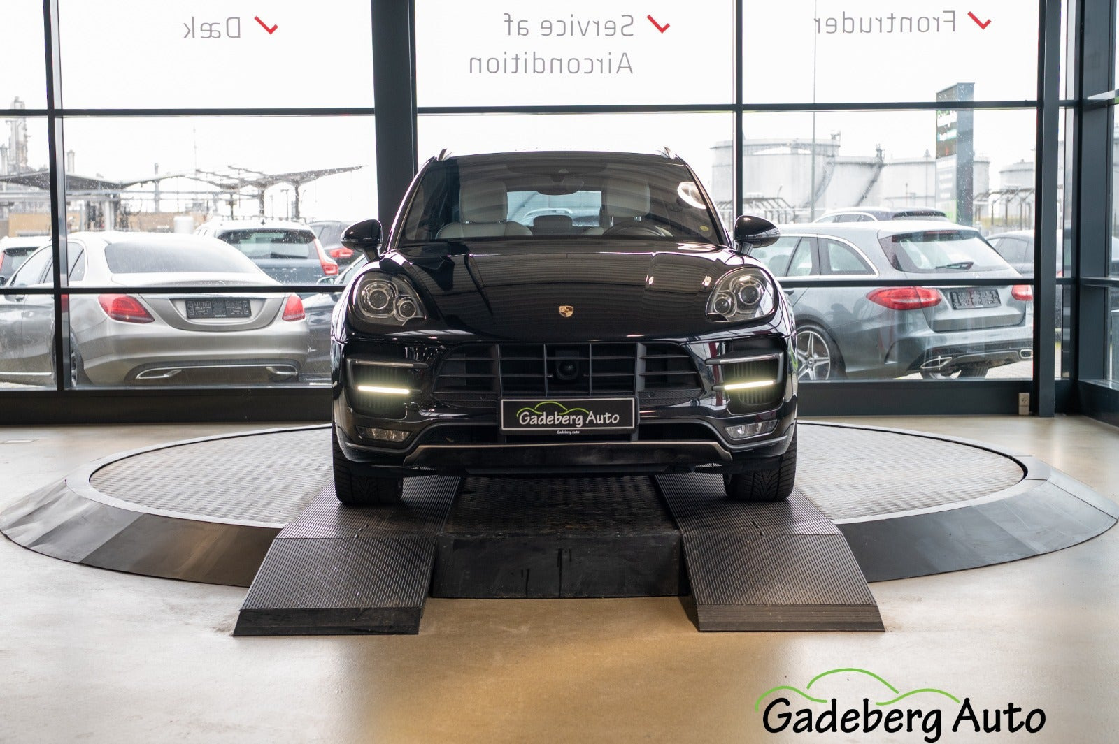 Sort Porsche Macan Turbo fra 2015