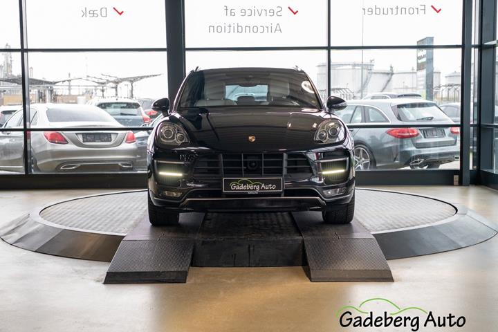 Sort Porsche Macan Turbo fra 2015