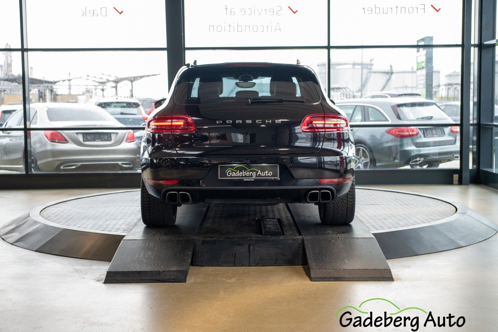 Sort Porsche Macan Turbo fra 2015