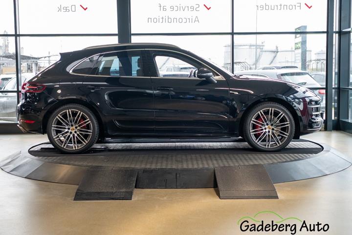 Sort Porsche Macan Turbo fra 2015