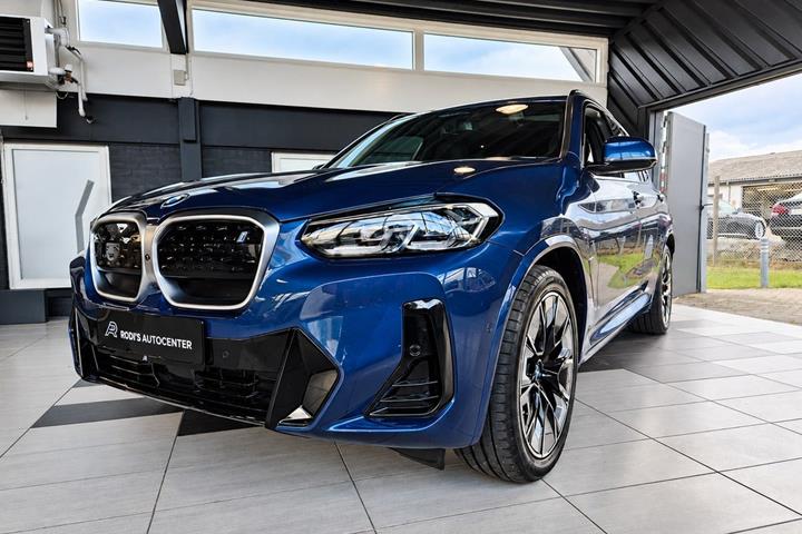 Blå BMW iX3 fra 2022