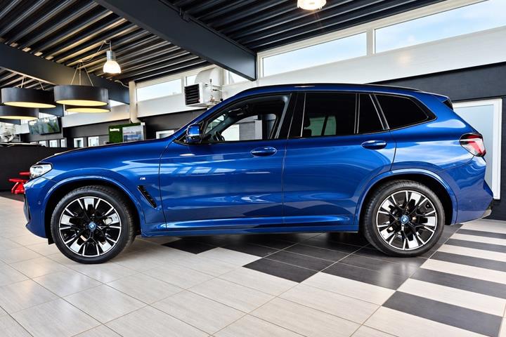 Blå BMW iX3 fra 2022