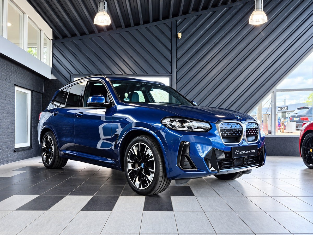 Blå BMW iX3 fra 2022