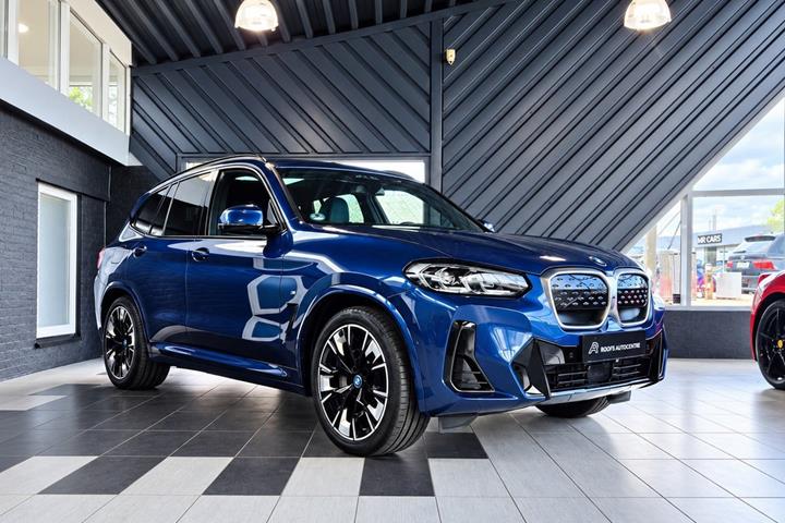 Blå BMW iX3 fra 2022