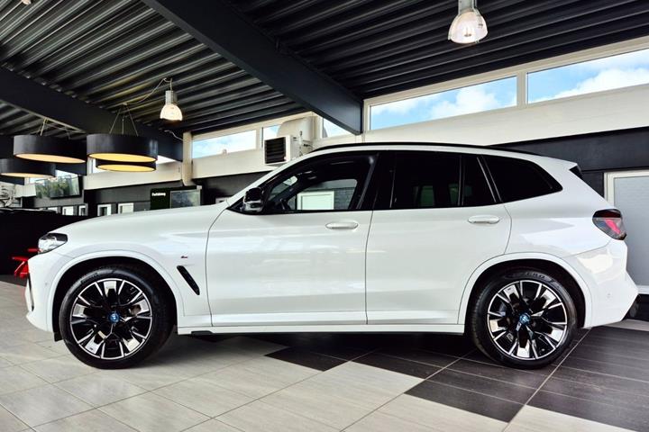 Hvid BMW iX3 fra 2022